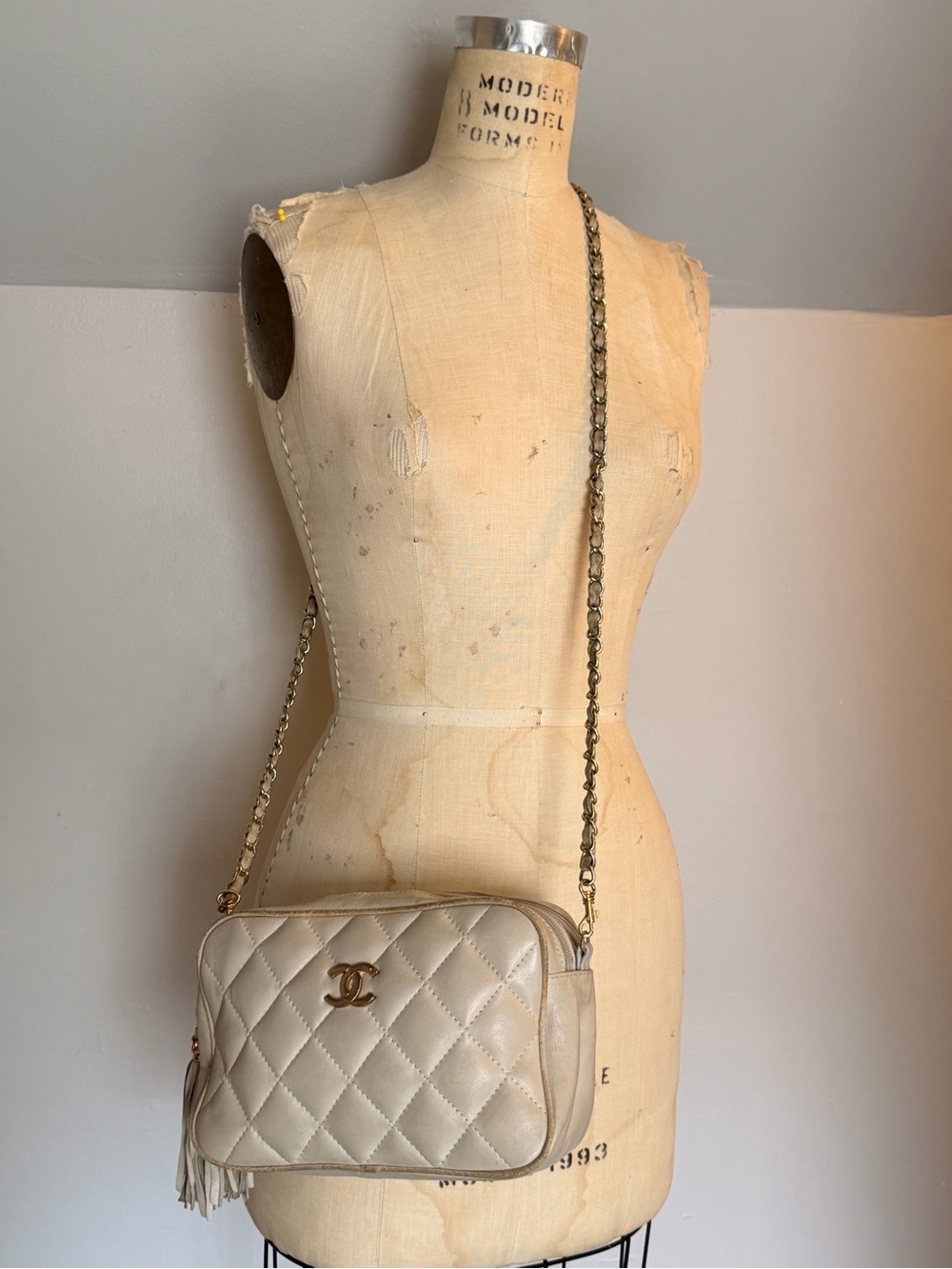 CHANEL Quilted Shoulder Bag in Pearl White with Gold Hardware - Picture 11 of 11